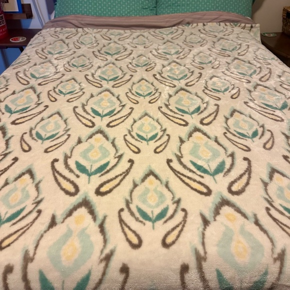 NWOT Life Comfort Super Plush Throw Blanket Teal Taupe White 70"x60" - Picture 3 of 7